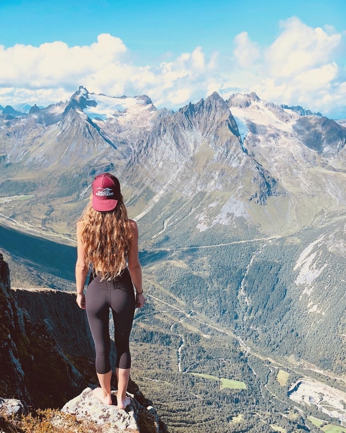 Девушка на альпийских лугах
