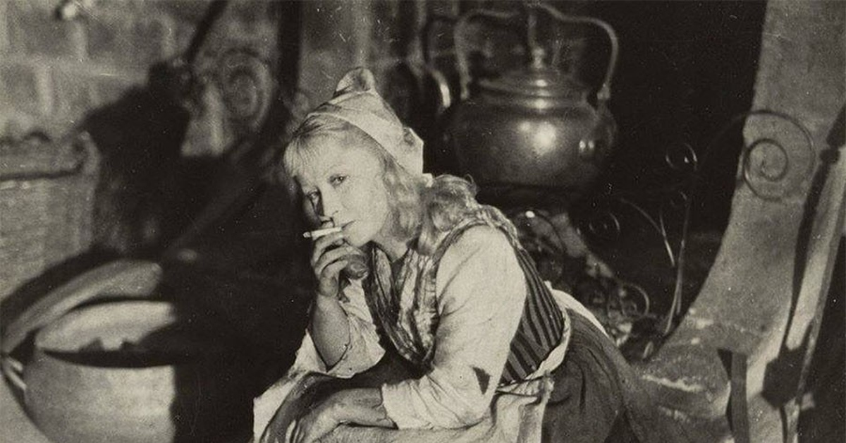 Раздетая Аделия сидит у старого колодца - фото эротики