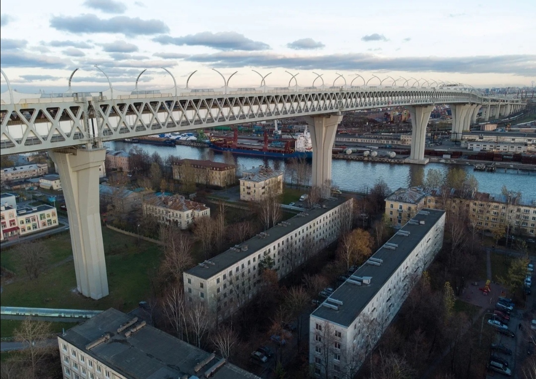 Последний жилой дом у вантового моста | Пикабу