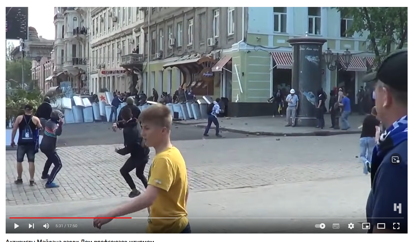 У здания посольства Украины в Москве проходит акция памяти погибших в  результате трагедии в одесском Доме профсоюзов 2 мая 2014 года | Пикабу