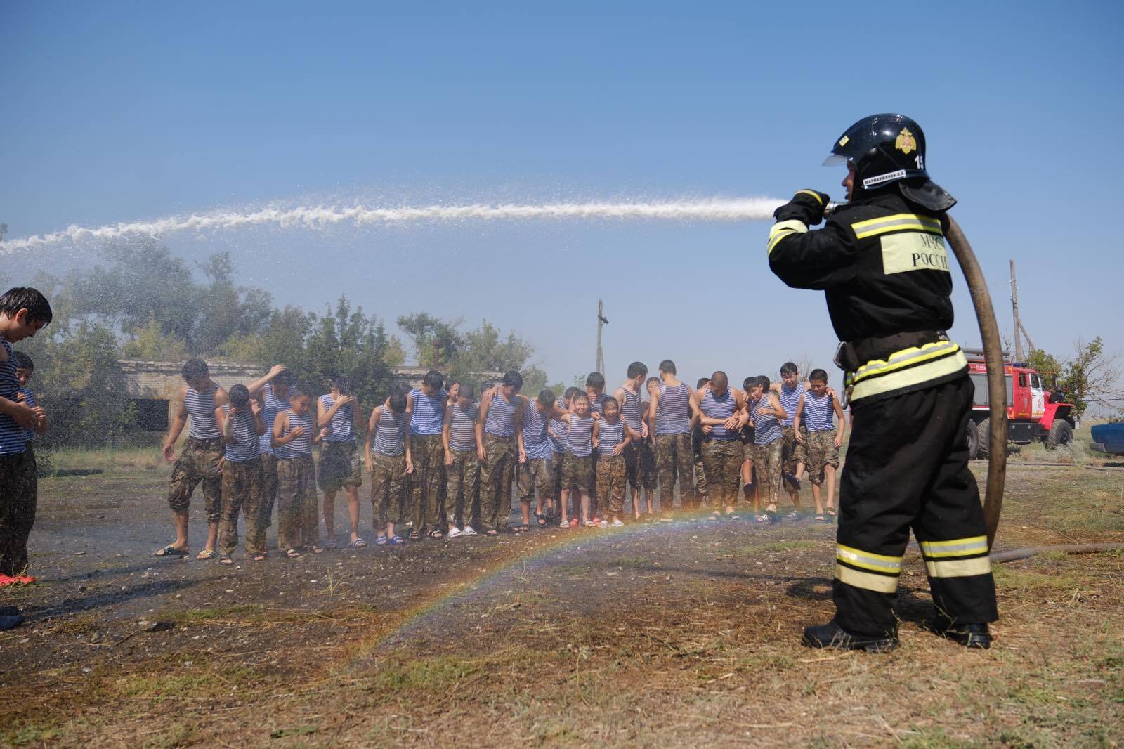 Ответ на пост «Фоторепортаж с детского военного лагеря в Китае» | Пикабу