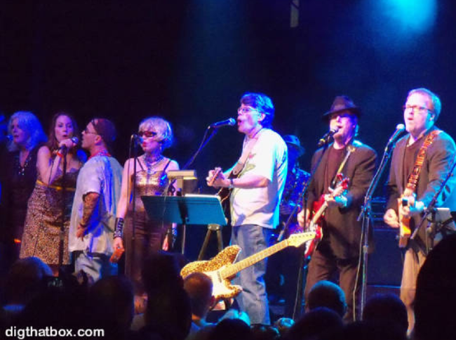 350 миллионов проданных книг. 40 бестселлеров. 1 паршивая группа