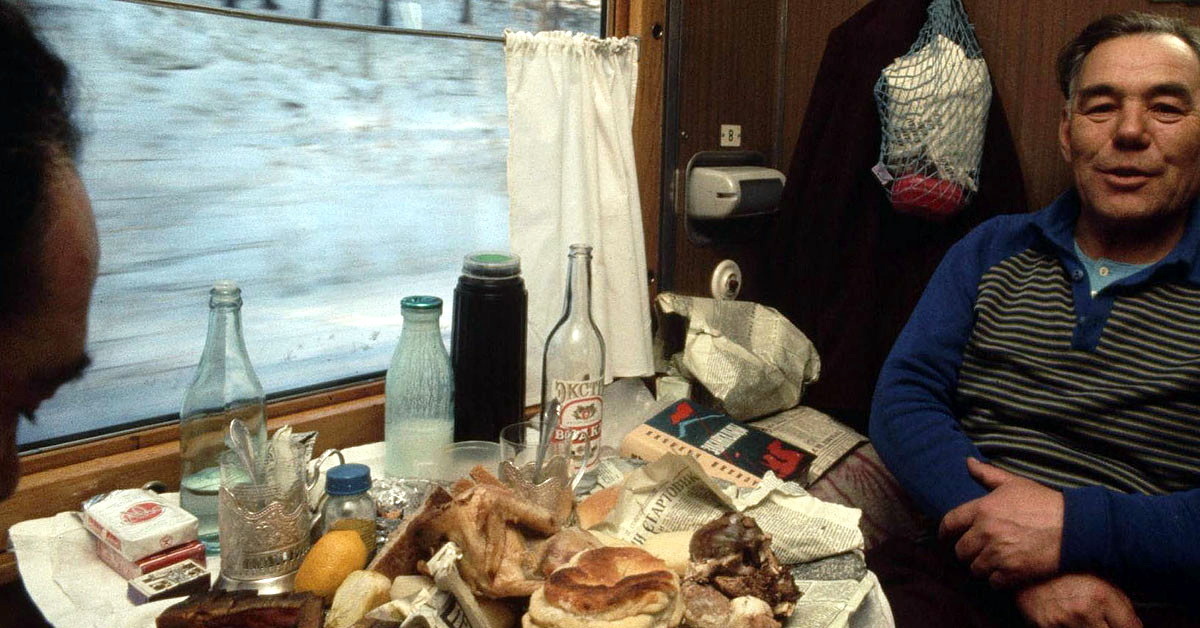 Что ел советский человек. Застолье в поезде. Застолье в купе поезда. Советские люди в поезде.
