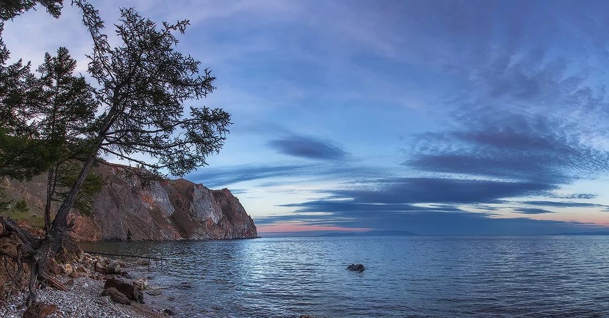 Озеро байкал раскинулось на границе. Берег озера Байкал. Берег Байкальского озера. Озеро Байкал Западное побережье. Байкальск берег Байкала.
