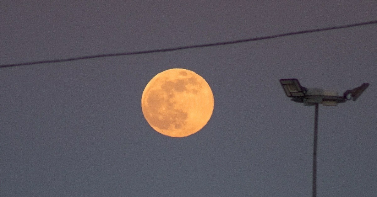 Во сколько восход луны. Восход Луны Благовещенск. Машина Восход Луны. Рассвет Луны 1 мая фото 2022. Когда взойдет Луна сегодня Саратов.