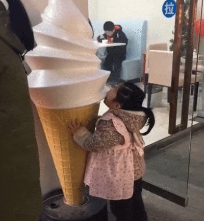 Она явно любит мороженое
