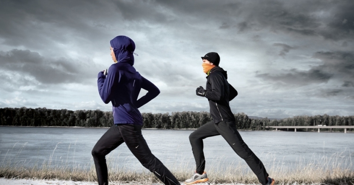 Пробежка весной. Nike Running бег. Фотосессия спортивной одежды. Одежда для спорта мужская и женская. Спорт весной.