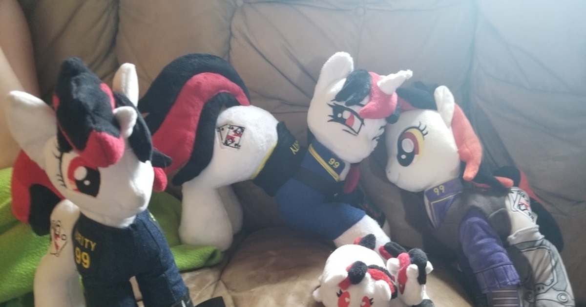 Плюшевые придурки. Блэкджек Foe Project Horizons плюшевая. Fallout Equestria Plush Toy. Blackjack MLP Plushie. Плюшевая игрушка пони блекджек.