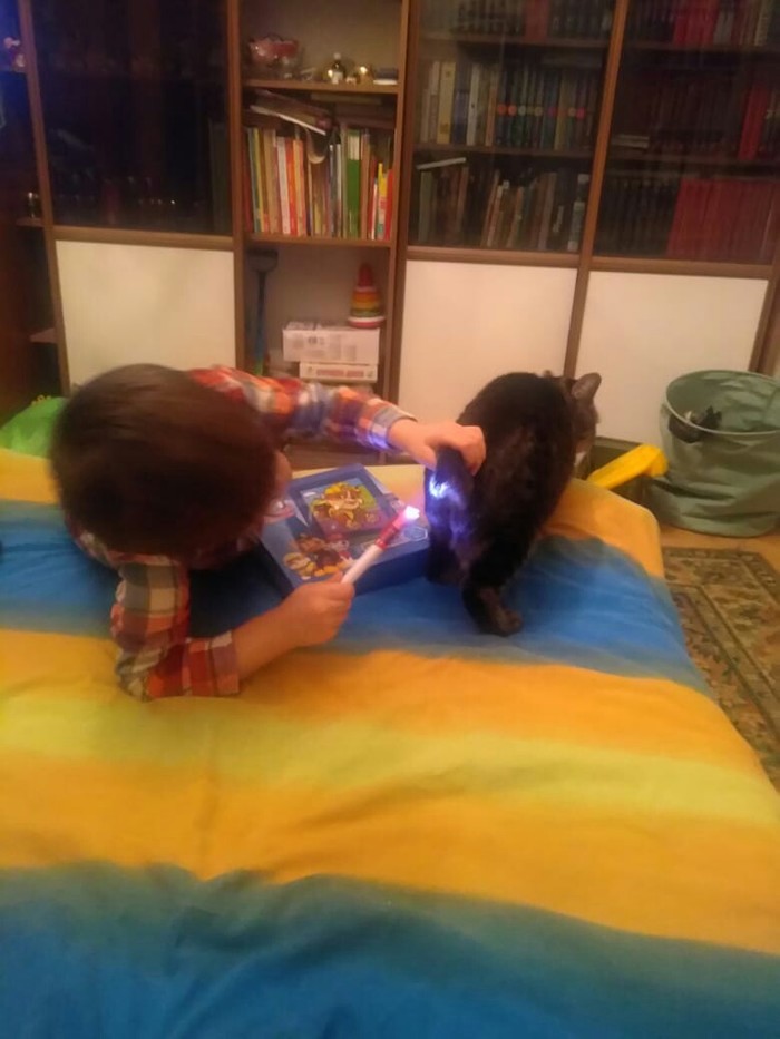 Племяшка мир познает