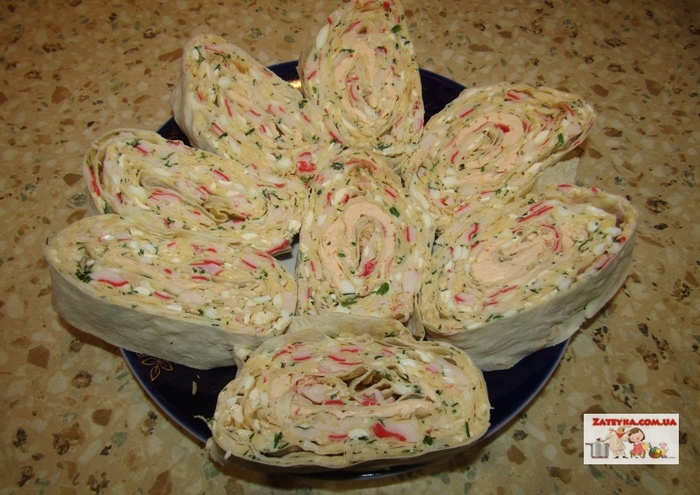Рулет из лаваша с крабовыми палочками и сыром