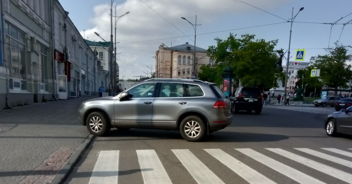 Пеш парковка. Паркова пешеходного перехода. Парковка за пешеходом. Парковка у пешехода. Парковаться за пешеходным переходом.