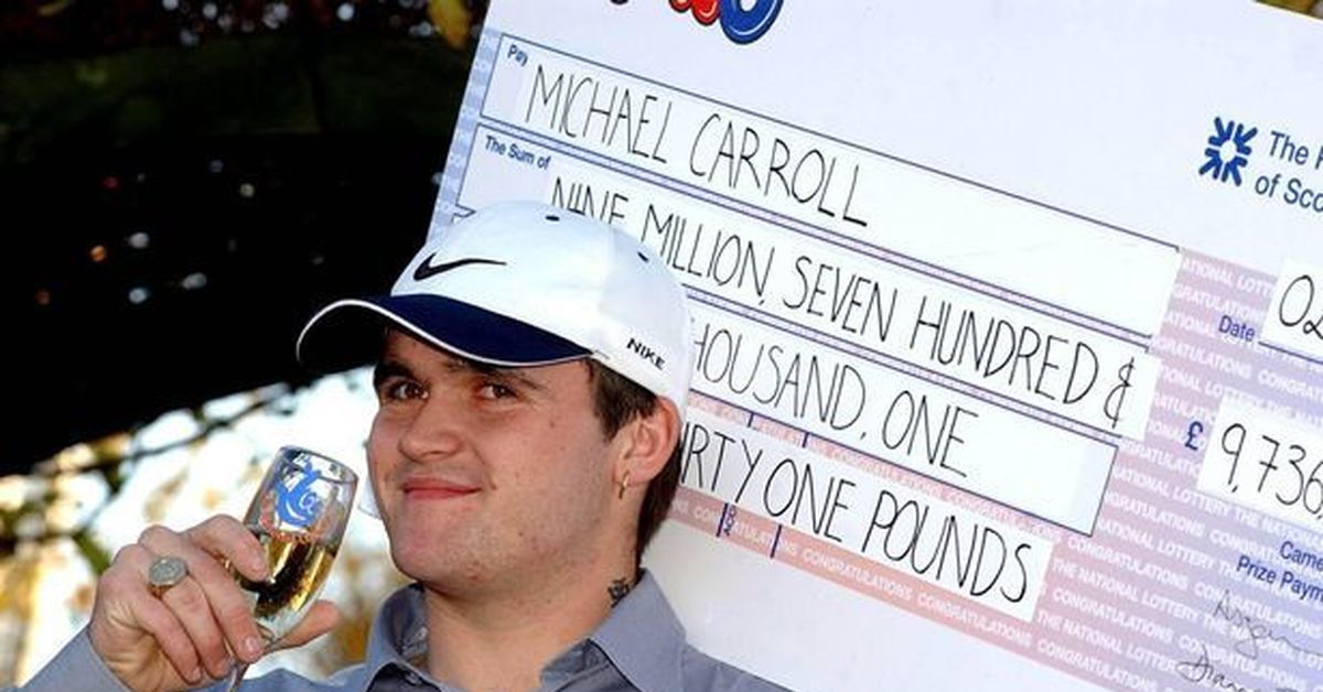 Мужчина выиграл в лотерею и пришел в костюме. Выигрыш эмоции. Чувак с деньгами. Выигрыш в лотерею. Выиграл деньги.