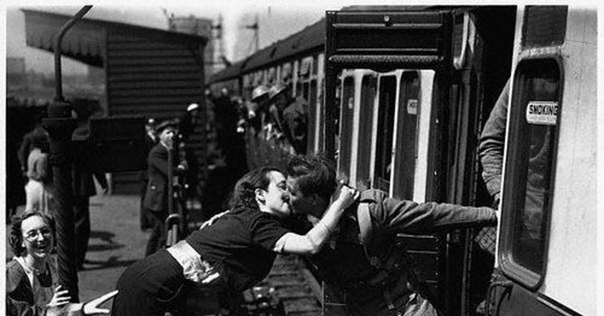 Песня прощальный поцелуй на последней парте. Прощальный поцелуй. Девушка провожает солдата на поезд. Солдат прощается с девушкой. Девушка прощается с парнем на войну.