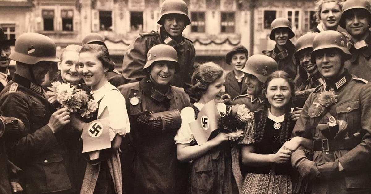 Немцы радуются. Судетские немцы в Чехословакии. Судетская область 1938. Судетские немцы приветствуют Гитлера. Радостный немецкий солдат.