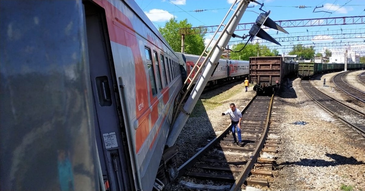 Поезд владивосток новосибирск. Сход поезда в Новосибирске. Сход пассажирского поезда. Сход пассажирских вагонов.