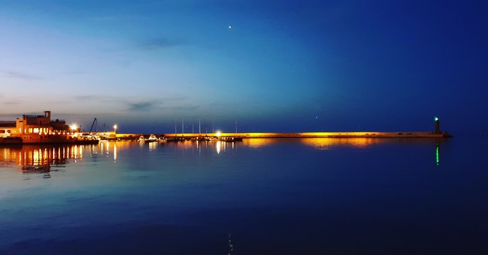 Порт и маяк в Бари.