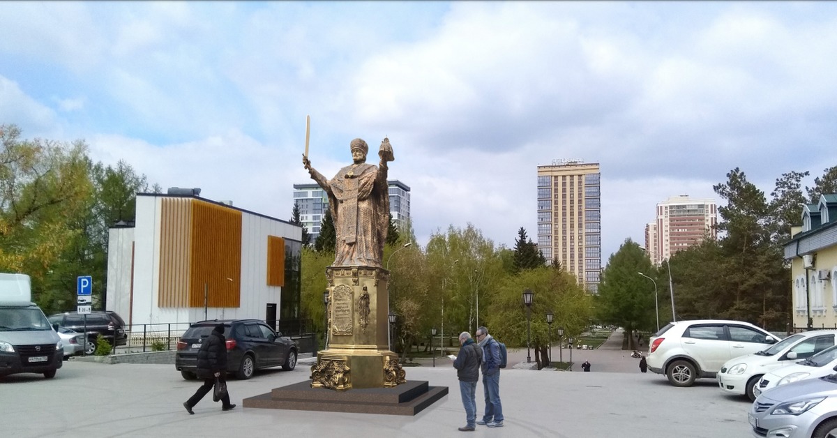 Возле установленная. Памятник Николаю Чудотворцу в Липецке. Церковь напымский Север Новосибирск. Церковь Нарымский сквер Новосибирск. Памятник около церкви в Новосибирске Нарымский сквер.