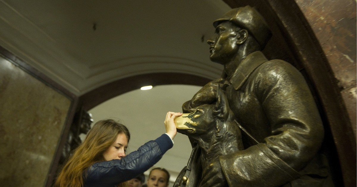 Памятники в метро. Станция метро площадь революции пограничник с собакой. Памятники на площади революции в метро. Пограничник на станции площадь революции. Станция метро Москвы скульптура пограничника с собакой.