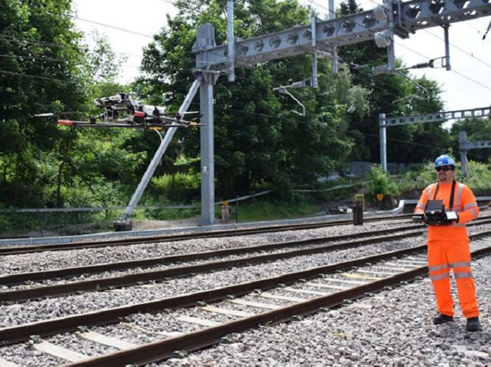 Дрон-инспектор железных дорог улетит от приближающегося поезда