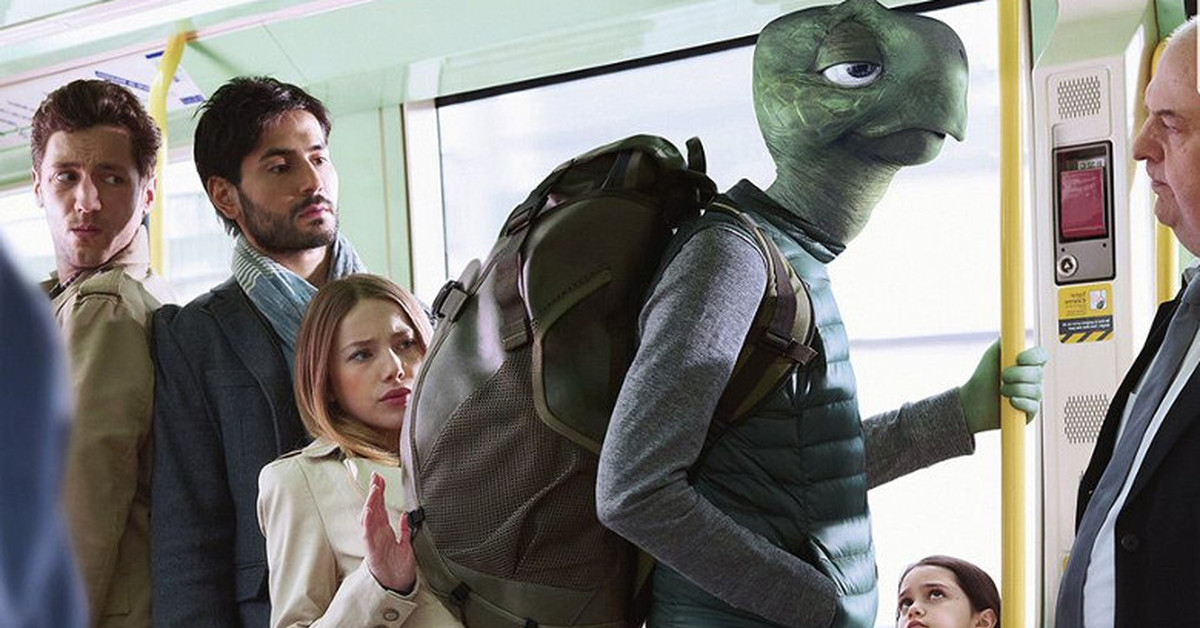 Люди с рюкзаками в метро. Снимать ли рюкзак в общественном транспорте. Человек с рюкзаком в автобусе. Люди с рюкзаками в метро. Транспорт в рюкзаке.