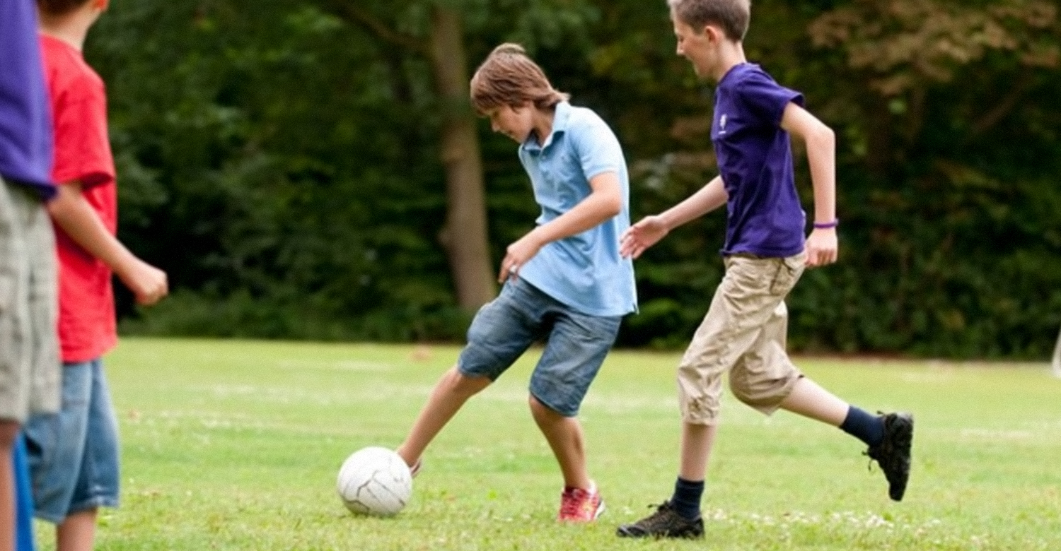 Гулять в футбол играть. Игра футбол. Дети играют на улице. Футбол с друзьями. Школьники играющие в футбол.