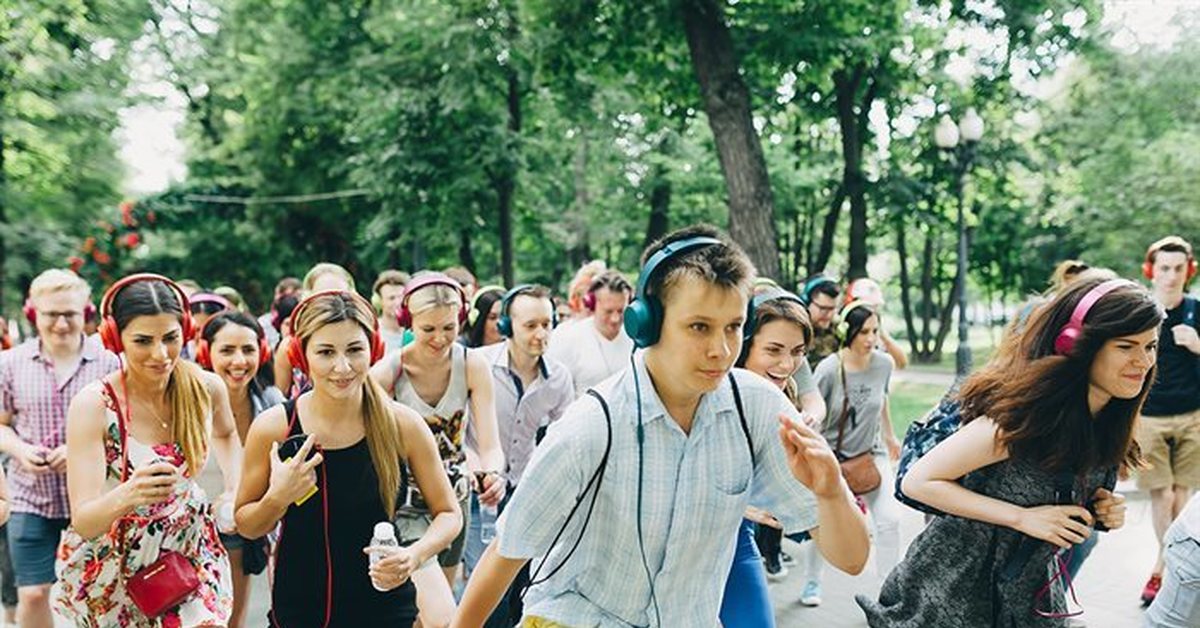 Современную русскую молодежную музыку. Люди на улице. Современная молодежь. Молодежь в наушниках. Молодежь на улице.