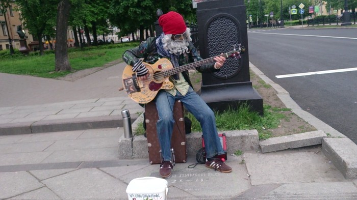 Музыка на Ваське в маске