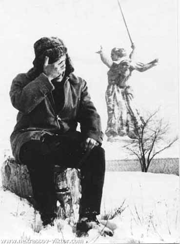 Писатель Виктор Некрасов на Мамаевом кургане