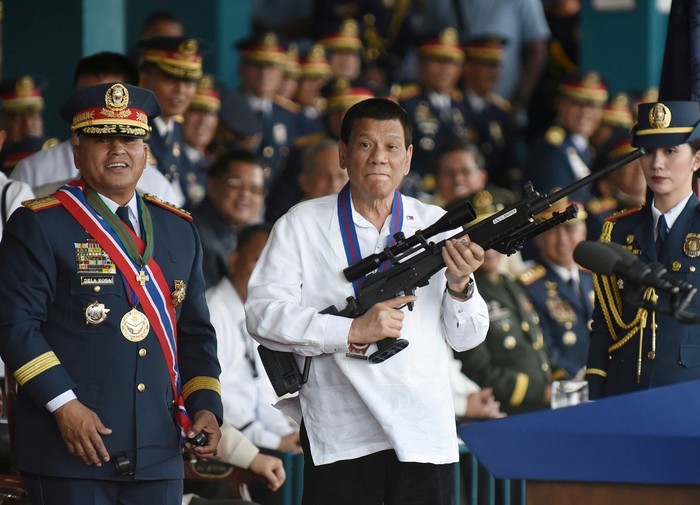 Президент Филиппин разрешил жителям стрелять в коррупционеров. Убивать их все еще нельзя. Президент, Филиппины, Николас Мадуро
