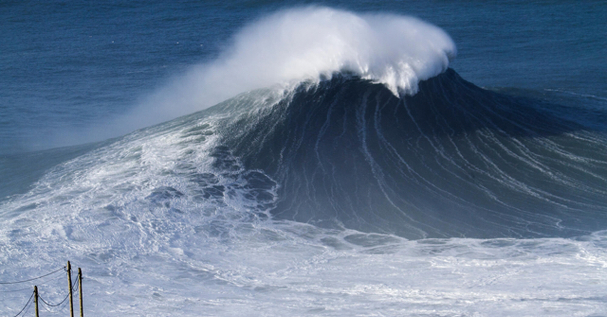 Волны огромные страшные. Волна 40 метров ЦУНАМИ Япония. ЦУНАМИ Тихого океана 30 метров. ЦУНАМИ 500 метров. Бискайский залив волны убийцы.