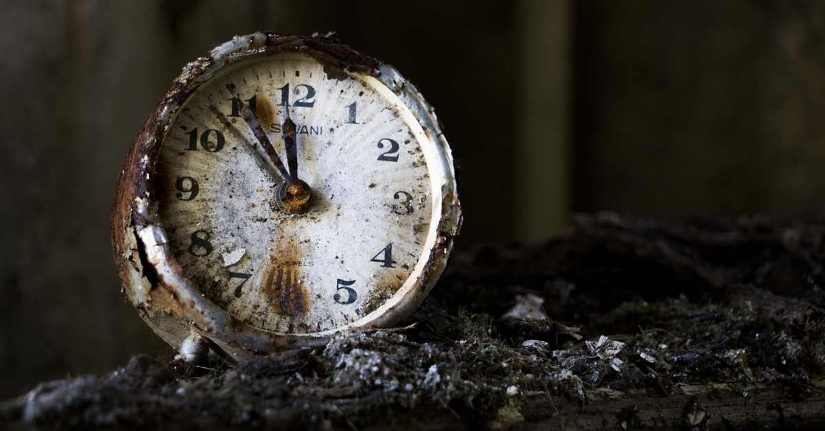 Камень ушедшего времени. Поломанные часы. Старые сломанные часы. Разбитые часы. Страшные часы.