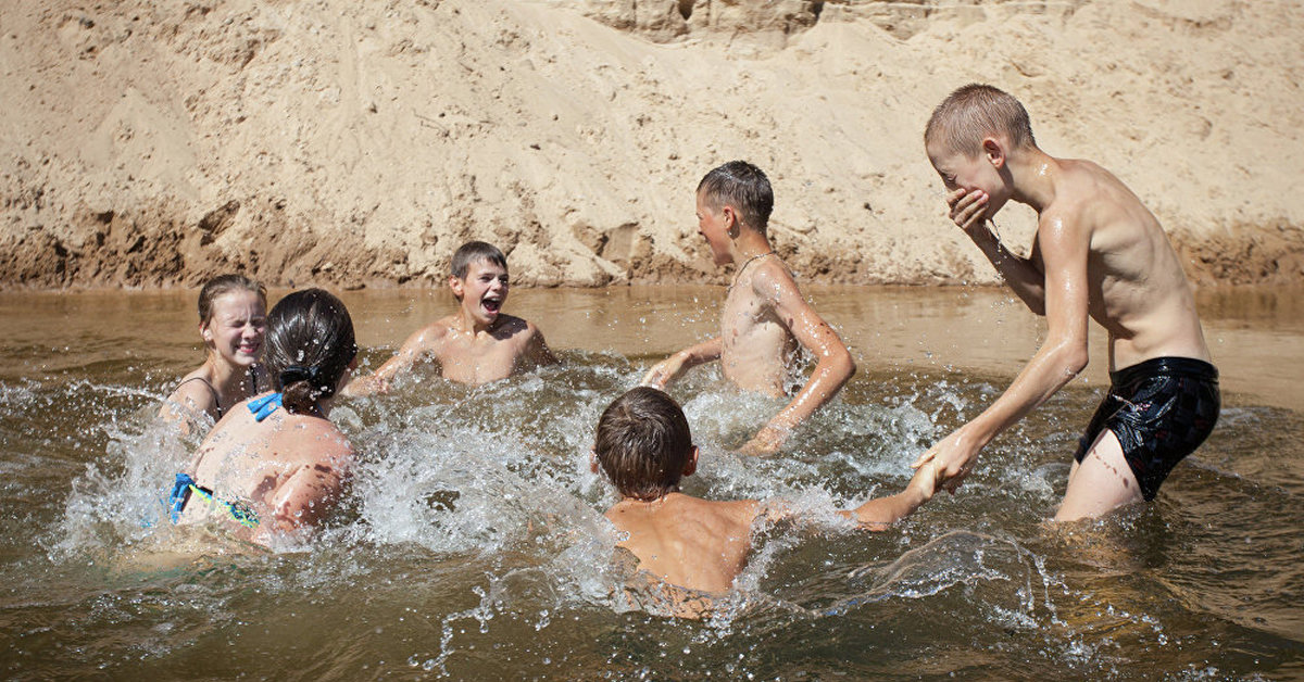 Школьники купаются. Маечик. Купаеча. Вречки. Маечик купаеча в речке. Дети купаются в реке. Мальчики купаются в реке.