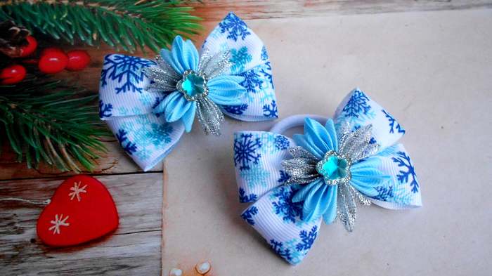 Новогодние бантики со снежинками из репсовых лент  Мастер класс канзаши