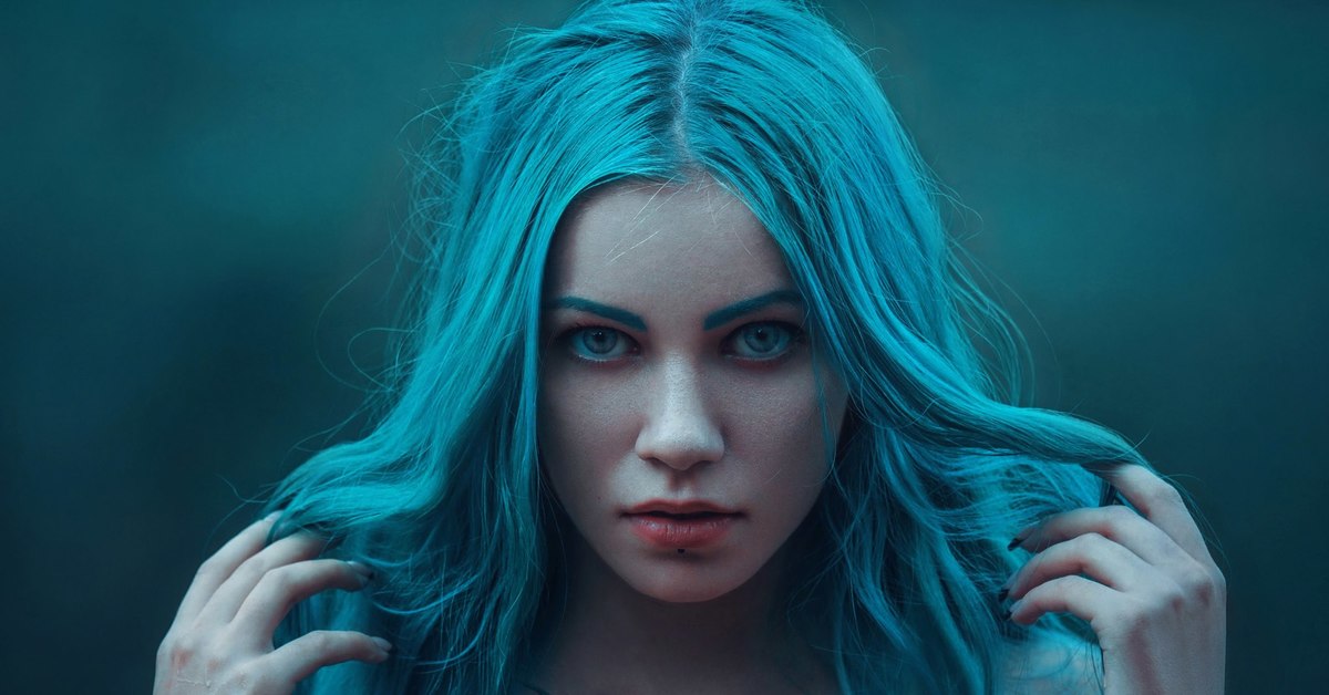 Blue haired girl. Кира Рауш с синими волосами. Кира Рауш с голубыми волосами. Елизавета Макарова Синеволосая. Эвелон синие волосы.