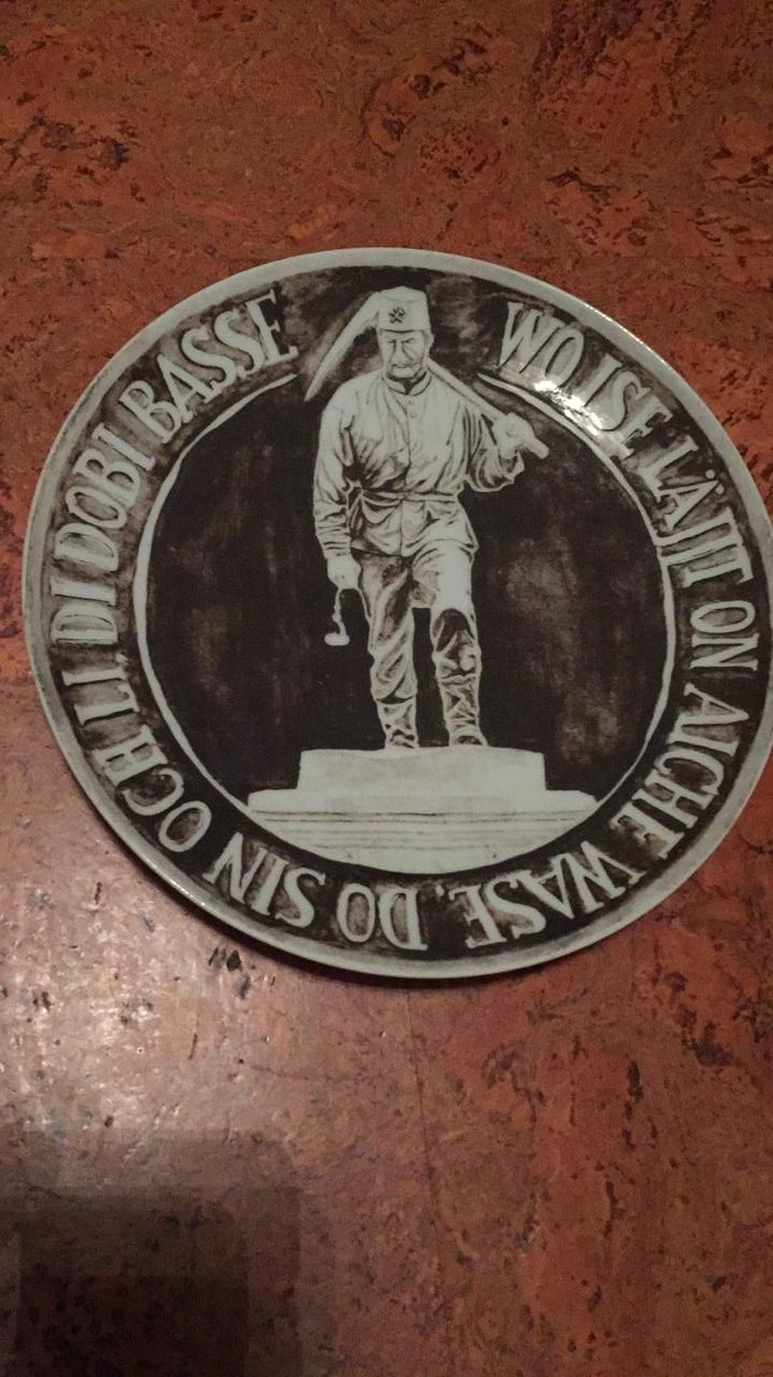 Помогите перевести текст на тарелке