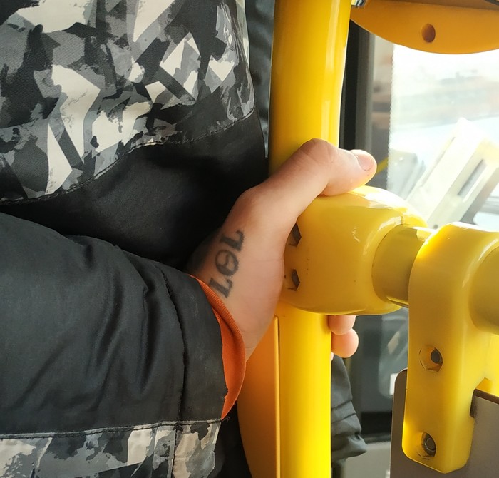 Лоол, ребята, у чувака татушка на руке с надписью "LOL"!  Набил бы себе такую?