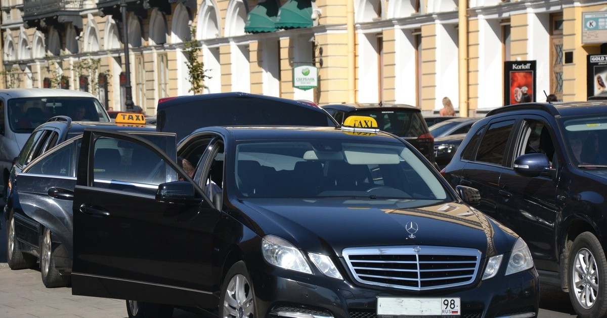Телефон бизнес такси. Мерседес вип такси. Такси бизнес класс Москва. Такси Москва бизнес класс Мерседес. Бизнес такси машины.