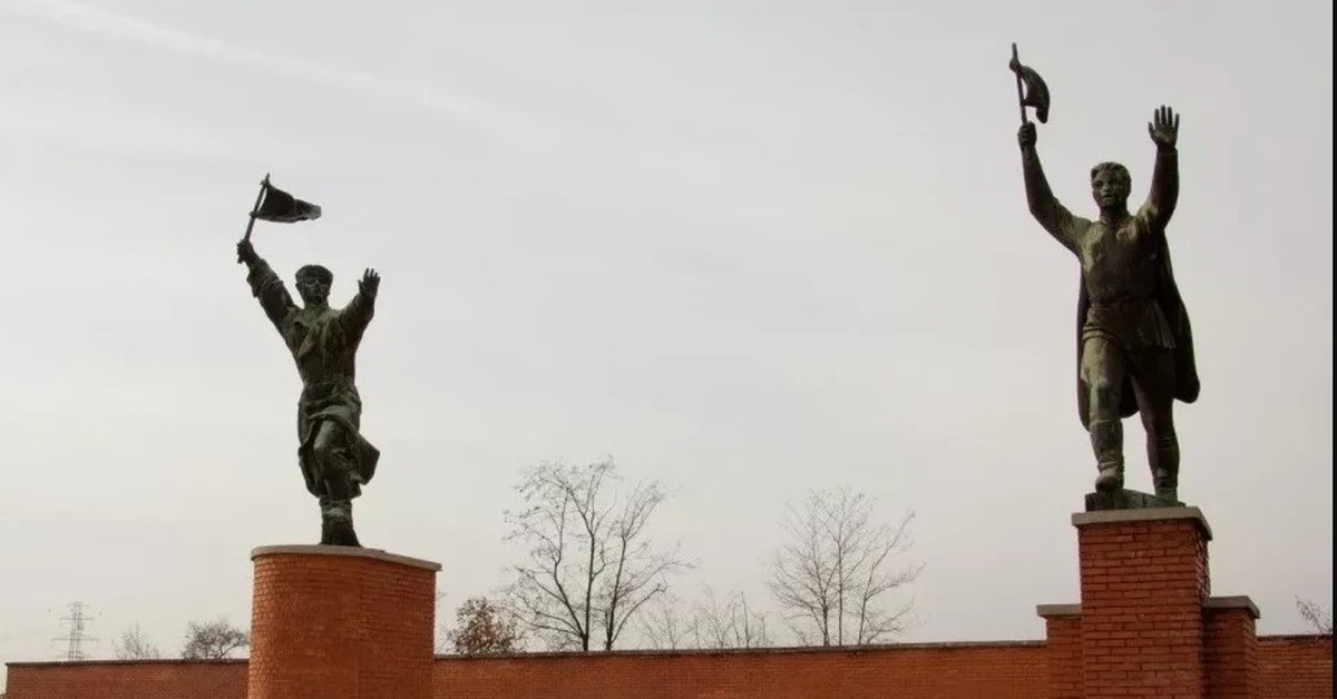 Памятник 1944 года. Памятник Остапенко в Будапеште. Памятник советским парламентерам в Будапеште. Капитан Остапенко Будапешт.