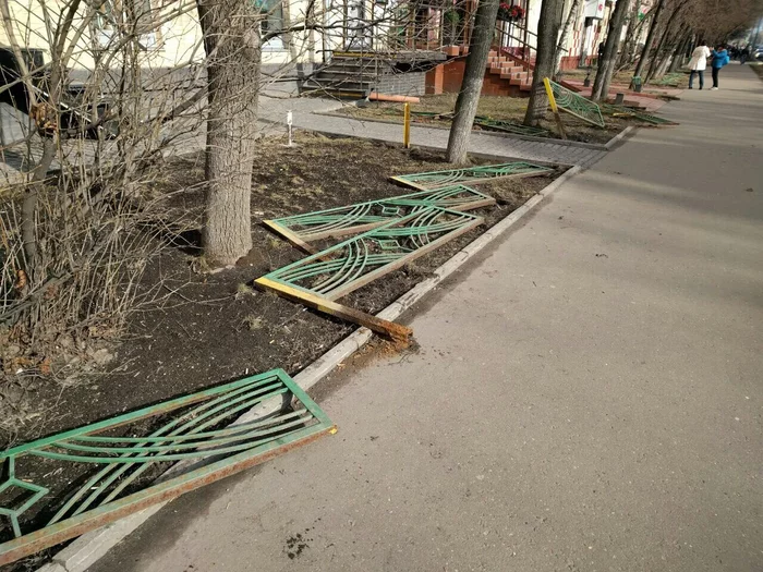 Спрячь за высоким забором газончик, Вытопчут вместе с газоном Благоустройство, Подмосковье, Газон, Парковка, Как в Европе, Двор, Длиннопост