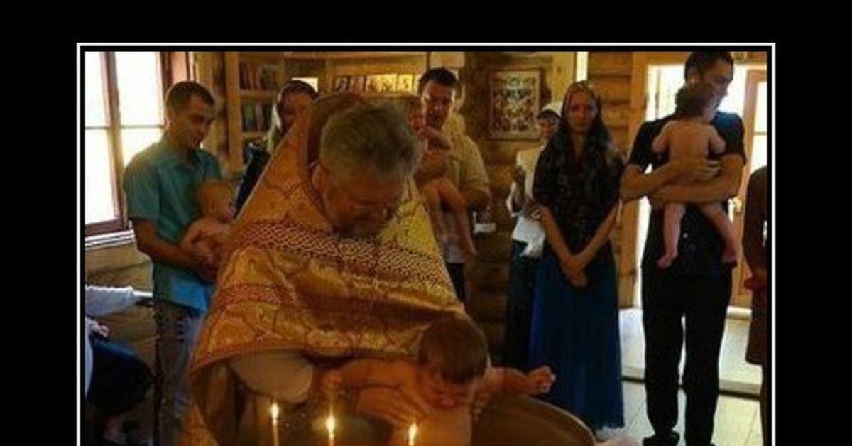 Но не сломлен. Окружен но не сломлен крещение. Окружен и сломлен. Крещение в церкви приколы. Крещение в церкви мемы.