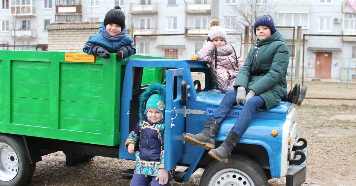 Авто на детской площадке