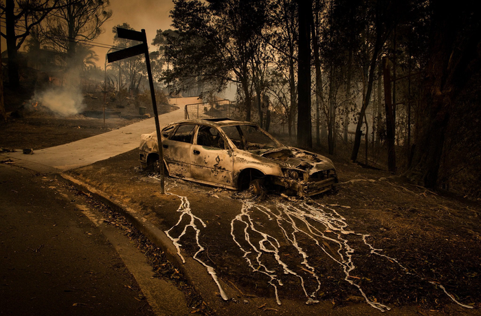 Расплавленный автомобиль после лесного пожара в австралии