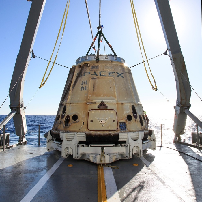 Грузовой корабль Dragon на борту судна NRC Quest после возвращения из своего четырёхнедельного пребывания на МКС в рамках миссии CRS-19