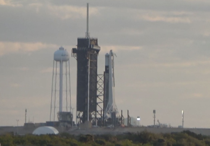 Ракета Falcon 9 была установлена на стартовой площадке LC-39A для проведения статического прожига двигателей первой ступени