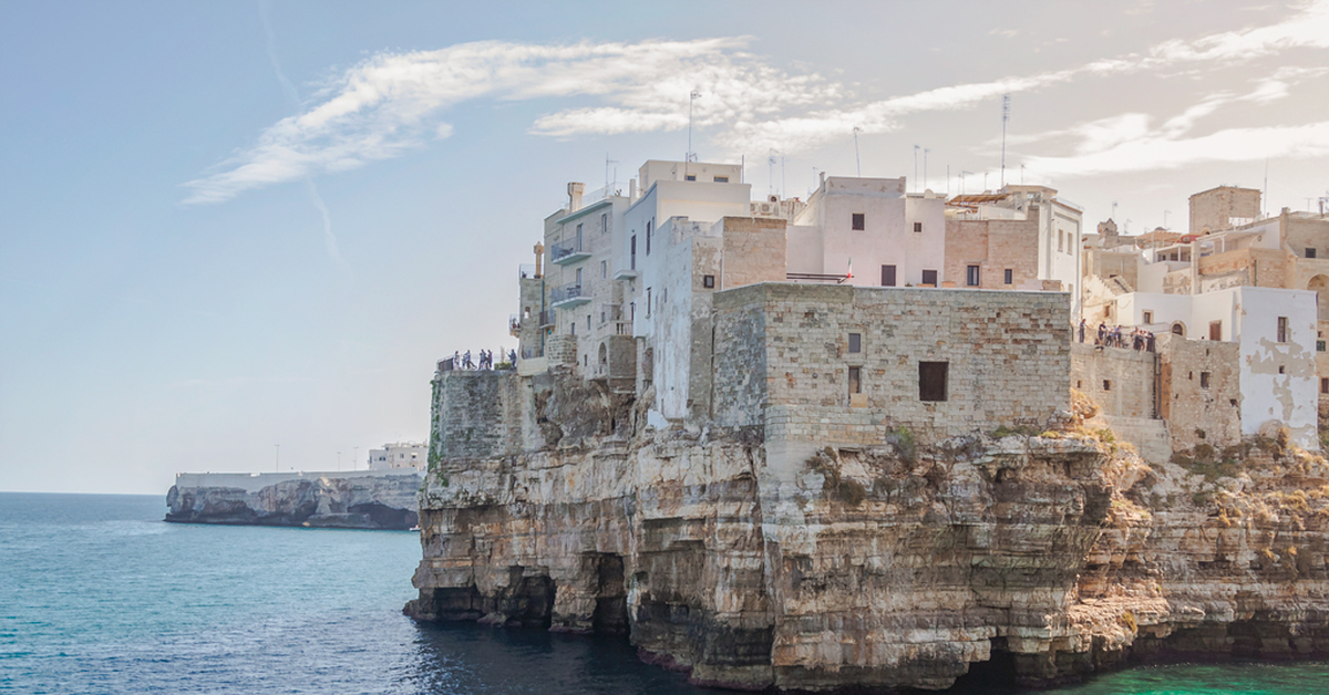 Остров барри. Полиньяно-а-Маре Италия. Polignano a mare Италия. Бари Апулия Италия. Остров Бари Италия.