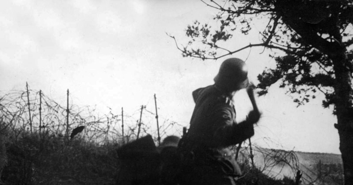 Солдаты кидают. Солдат вермахта с гранатой м 39. Немецкий солдат с гранатой. Немецкий солдат кидает гранату. Граната фашистов.