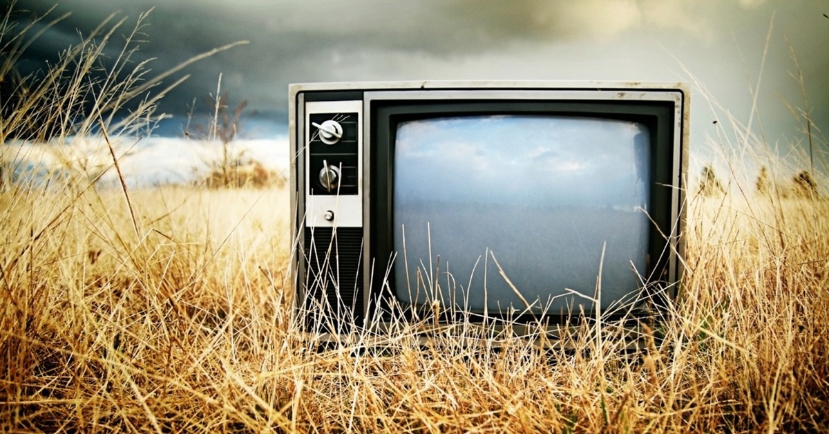 Телевизор знаешь. Старый телевизор. Телевизор в поле.
