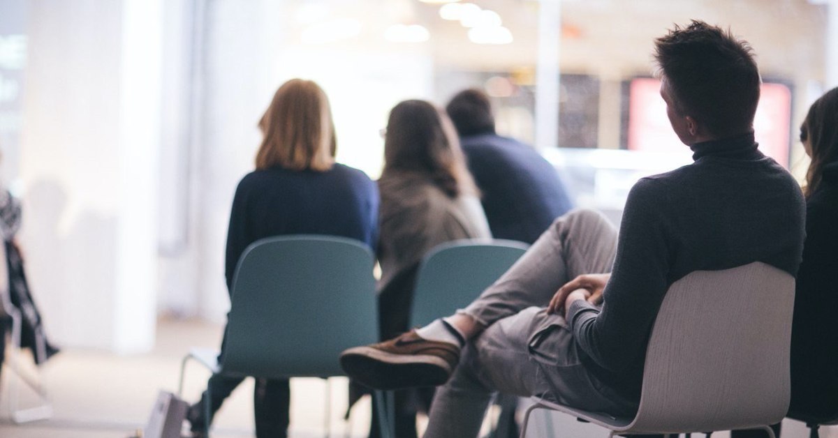 трамп байден выборы 2020. последняя дискуссия. люди на лекции. байден 2020. разговор с сотрудником.