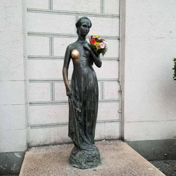 Два вида мужчин и одна статуя