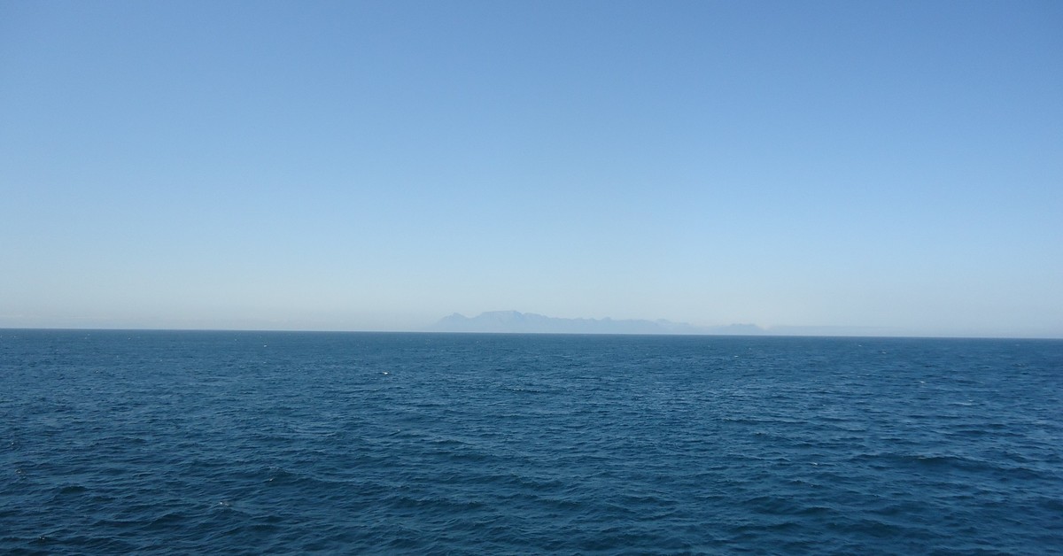 Линия моря. Ровная гладь воды. Гладкая ровная гладь воды. Гладь воды с горизонтом. Море ровный Горизонт.